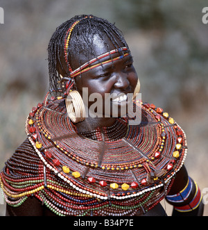 Kenya, Kapenguria, Chepareria. Une jeune femme mariée de la tribu Pokot. Son état est indiqué par ses grandes oreilles en laiton et Perles et Colliers colliers larges qui sont enduites de graisse animale à scintillent au soleil. Banque D'Images