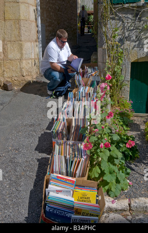 La navigation à l'homme Livres Salon du livre / Foire aux Livres, Les Angles-sur-l'Anglin, Vienne, France. Banque D'Images