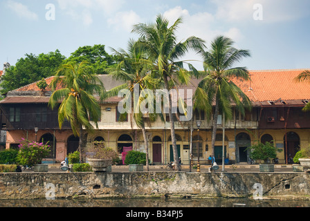 Vue sur la rue à Jakarta en Indonésie avec l'Asie de l'architecture coloniale néerlandaise tropical Banque D'Images