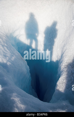 Une vue de dessus dans une crevasse sur le glacier Perito Moreno Galciar dans le Parc National Los Glaciares, Patagonie en Argentine. Banque D'Images