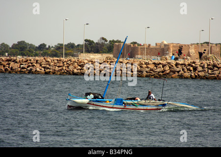 Pêcheur à Djerba (Tunisie). Banque D'Images