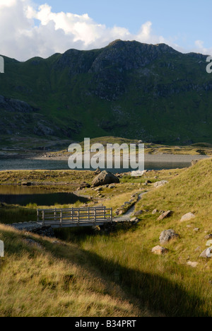 Passerelle sur un ruisseau à la fin de l'Snowdon Horseshoe à Snowdonia, le Nord du Pays de Galles Banque D'Images