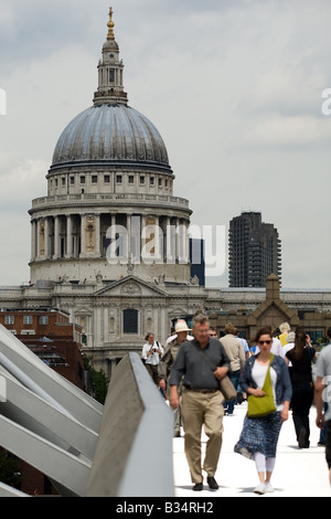 Les gens à pied à travers le pont du Millenium à Londres, Royaume-Uni Banque D'Images