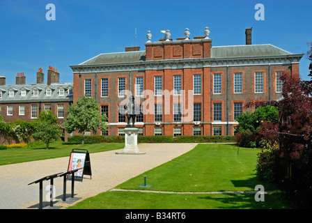 Le palais de Kensington Londres avec statue de Guillaume d'Orange (Guillaume III) Banque D'Images