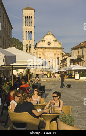 La place principale de la ville de Hvar, les cafés en plein air avec la cathédrale St Stephens, sur l'île de Hvar dans l'Adriatique Banque D'Images