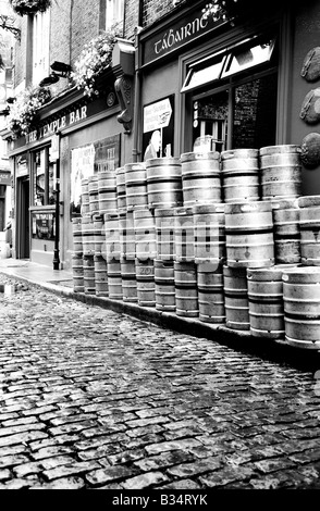 Barils de bière dans une rue pavée à l'extérieur du pub de Temple Bar Dublin Ireland Banque D'Images