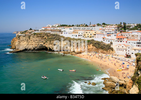 La plage et de la ville de Carvoeiro, Algarve, Portugal Banque D'Images