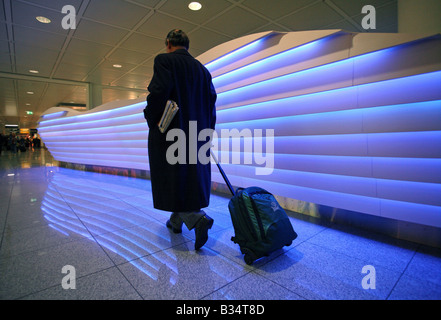 Un homme d'affaires à l'aéroport Franz Josef Strauss, Munich, Allemagne Banque D'Images