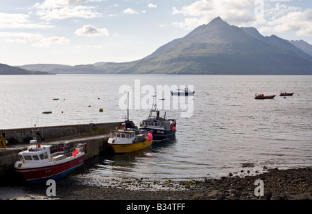 Une vue de l'autre côté de Loch Scavaig Elgol avec bateaux de pêche sur l'eau sur l'étude ISEL de Skye Ecosse Banque D'Images