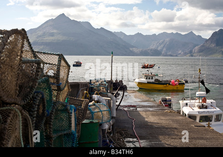 Une vue de l'autre côté de Loch Scavaig Elgol avec bateaux de pêche sur l'eau sur l'étude ISEL de Skye Ecosse Banque D'Images