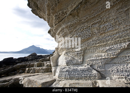 Vue sur la plage à Elgol sur l'étude ISEL de Skye Ecosse en direction de la fameuse chaîne de montagnes Cullin Banque D'Images