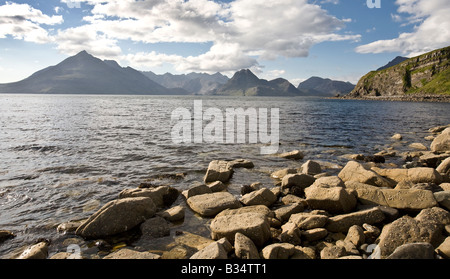 Vue sur la plage à Elgol sur l'étude ISEL de Skye Ecosse en direction de la fameuse chaîne de montagnes Cullin Banque D'Images