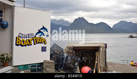 Une vue de l'autre côté de Loch Scavaig Elgol avec bateaux de pêche sur l'eau sur l'étude ISEL de Skye Ecosse Banque D'Images