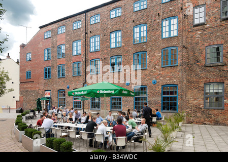 NB Pub à Brewery Wharf sur la rivière Aire un vendredi soir, Leeds, West Yorkshire, Angleterre Banque D'Images