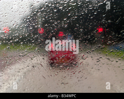 La mauvaise visibilité dans la pluie avec freinage avant en voiture Banque D'Images