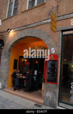 Les clients prendre des rafraîchissements au sol Cafe à Rue du boeuf dans la vieille ville de Lyon,France Banque D'Images