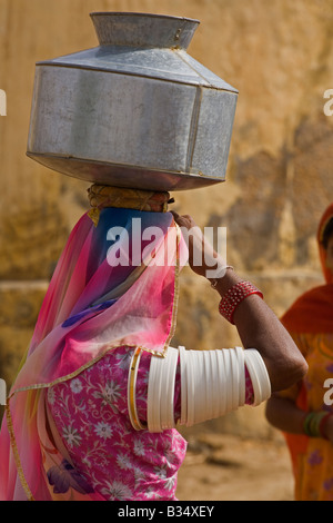 Un BANJARI TRIBESWOMAN transporte l'eau dans son village dans le désert du Thar près de Jaisalmer RAJASTHAN INDE Banque D'Images