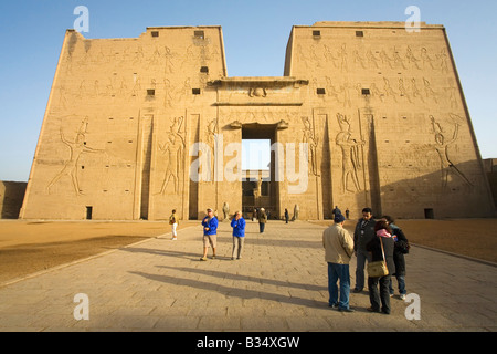 Edfou temple égyptien au début du matin avec les touristes Egypte Afrique du Nord Banque D'Images