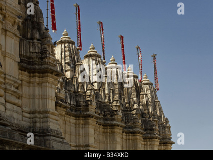 Le CHAUMUKHA MANDIR JAIN TEMPLE À RANAKPUR est faite de marbre blanc situé dans le district Pali RAJASTHAN INDE près de Sadri Banque D'Images