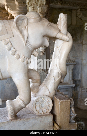 En marbre blanc sculpté et à l'intérieur du Rajput ELEPAHANT CHAUMUKHA MANDIR à RANAKPUR RAJASTHAN INDE près de Sadri Banque D'Images