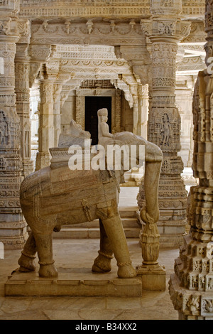 En marbre blanc sculpté et à l'intérieur du Rajput ELEPAHANT CHAUMUKHA MANDIR à RANAKPUR RAJASTHAN INDE près de Sadri Banque D'Images