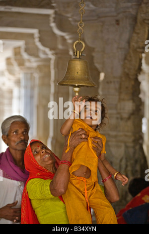 Pèlerins quelque-chose à l'intérieur du MANDIR CHAUMUKHA TEMPLE DE RANAKPUR dans le district de Pali RAJASTHAN INDE près de Sadri Banque D'Images