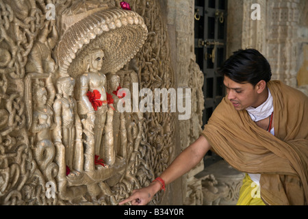 Les divinités célestes sculptées protégés par l'intérieur de l'COBRAS108 CHAUMUKHA MANDIR à RANAKPUR RAJASTHAN INDE près de Sadri Banque D'Images