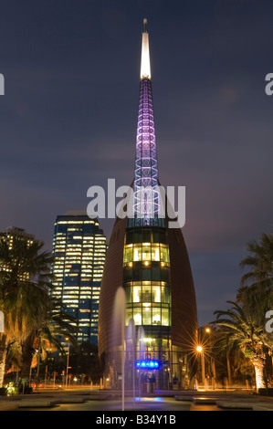 Temps de nuit vue sur le clocher de la ville de Perth, Australie occidentale. 2011 rcgpc ville hôte Banque D'Images