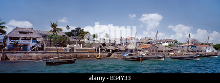 L'île de Lamu, Kenya, Lamu. Le port de l'île de Lamu. La ville de Lamu existaient déjà dans les 14e et 15e siècles et prospéré mo Banque D'Images