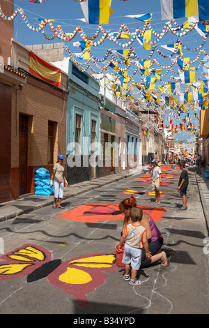 Rue de décoration avec des tapis colorés de sel durant les célébrations de la Fiesta del carmen Gran Canaria Banque D'Images