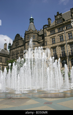 Ville de Sheffield, Angleterre. Les Jardins De La Paix Goodwin Fontaine avec le Sheffield City Hall victorien gothique dans l'arrière-plan. Banque D'Images