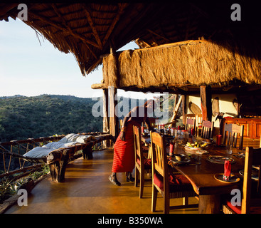 Kenya, Laikipia. Le petit-déjeuner dans la salle à manger à la façade ouverte à Sabuk. Banque D'Images