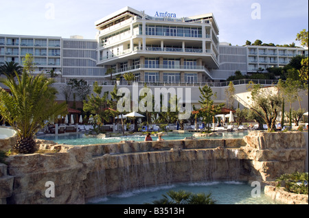 Amfora Hvar Grand Beach Resort, hotel à partir de la piscine Banque D'Images