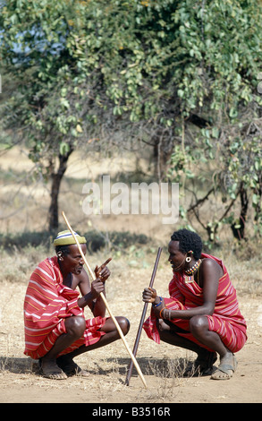 Kenya, Maralal, Leserikan. Deux anciens Samburu profondément dans la conversation. Les hommes ne pourront jamais se croiser sur un parcours sans s'arrêter Banque D'Images