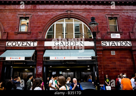 En dehors de la station de métro Covent Garden tube station, à Londres, Royaume-Uni Banque D'Images