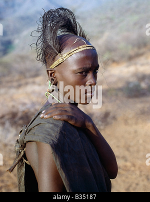 Le Kenya, l'Horr, Kurungu. Un garçon Samburu dans humeur réfléchissant après sa circoncision. Banque D'Images