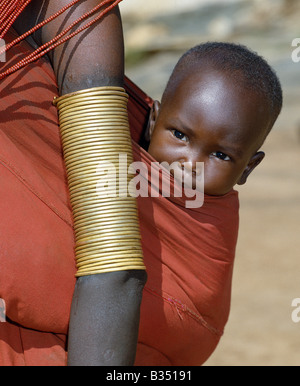 Kenya, Maralal, Milgis. Les mères Samburu seront souvent portent leurs bébés dans des matière coton attachés autour de leur taille. Banque D'Images