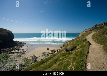 Chapelle plage de Porth Cove dans le soleil d'été avec surf atlantique Cornouailles du Nord Ouest Pays Angleterre Royaume-Uni Royaume-Uni GB Banque D'Images