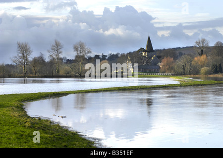 L'inondation de la rivière Cuckmere montrant Alfriston Church Banque D'Images