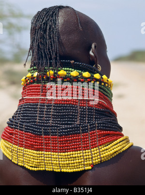 Kenya, Turkana, Lokichar. Une jeune fille Turkana colliers sont bien lubrifié avec de la graisse animale et scintillent au soleil. Parfois, une fille va mettre sur un si grand nombre de colliers que ses vertèbres s'étirer et ses muscles du cou d'affaiblir progressivement. Le crâne rasé en partie est typique de Turkana, les femmes et les filles. Banque D'Images