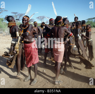 Kenya, Turkana, Nachola. Chanson est une forme d'art enraciné dans la culture Turkana. Dans cette photo, les jeunes hommes et les jeunes filles sont l'exécution Banque D'Images