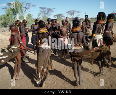 Kenya, Turkana, Nachola. Chanson est une forme d'art enraciné dans la culture Turkana. À la fin d'une session de danse, les participants bénéficient invariablement la chanson des taureaux. Chaque jeune homme va prendre le devant de la scène pour chanter les louanges de son bœuf. Il expliquera comment il est entré en sa possession, ses traits distinctifs et avec les bras tendus, imitent la forme de ses cornes. Banque D'Images