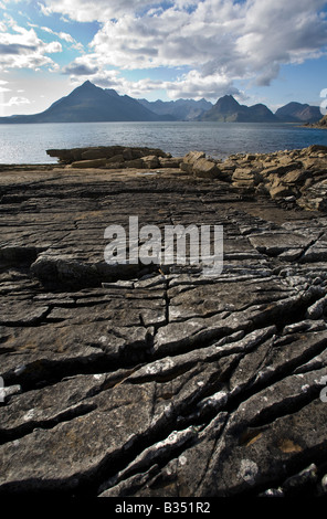 Vue sur la plage à Elgol sur l'étude ISEL de Skye Ecosse en direction de la fameuse chaîne de montagnes Cullin Banque D'Images