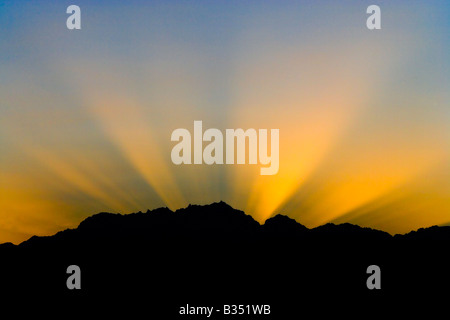 Les rayons de Dieu après le coucher du soleil sur le mont constance sur les montagnes Olympiques de Washington, USA. Banque D'Images