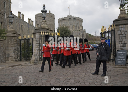 Marching Band gardes hors de la porte du château de Windsor, Berkshire, Angleterre Banque D'Images