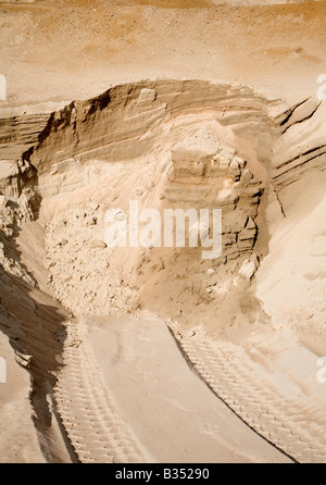 Le sable extrait du mur de sable gravier Banque D'Images