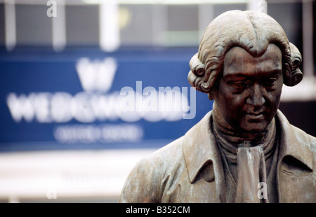 Crédit photo DOUG BLANE Statue de Josiah Wedgwood pottery fils 17301795 Stoke on Trent Staffordshire England Grande-bretagne Banque D'Images