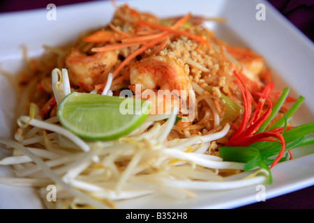 Plat de nourriture thaï Pad Thaï Langoustines starter repas dans le cadre d'un restaurant Cuisine orientale Banque D'Images