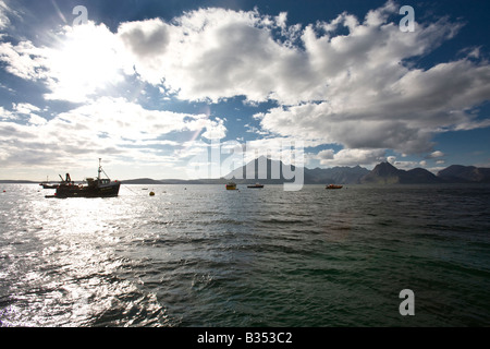 Une vue de l'autre côté de Loch Scavaig Elgol avec bateaux de pêche sur l'eau sur l'étude ISEL de Skye Ecosse Banque D'Images