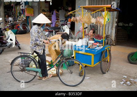 Négociation sur un rue vietnamiens Banque D'Images